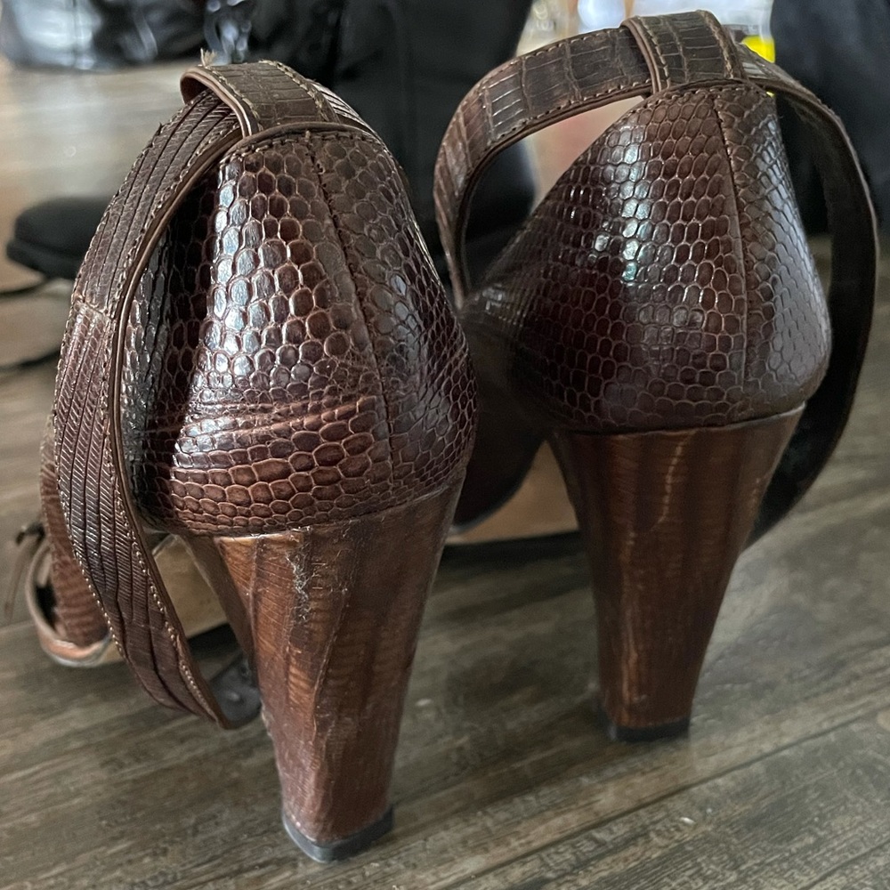 Vintage Vera Wang Vero Cuoio Heels